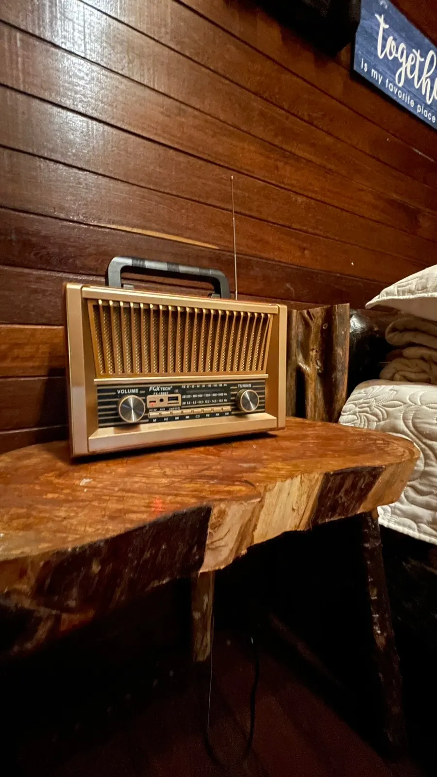 Radio antiguo sobre una mesa de madera dentro de la cabaña