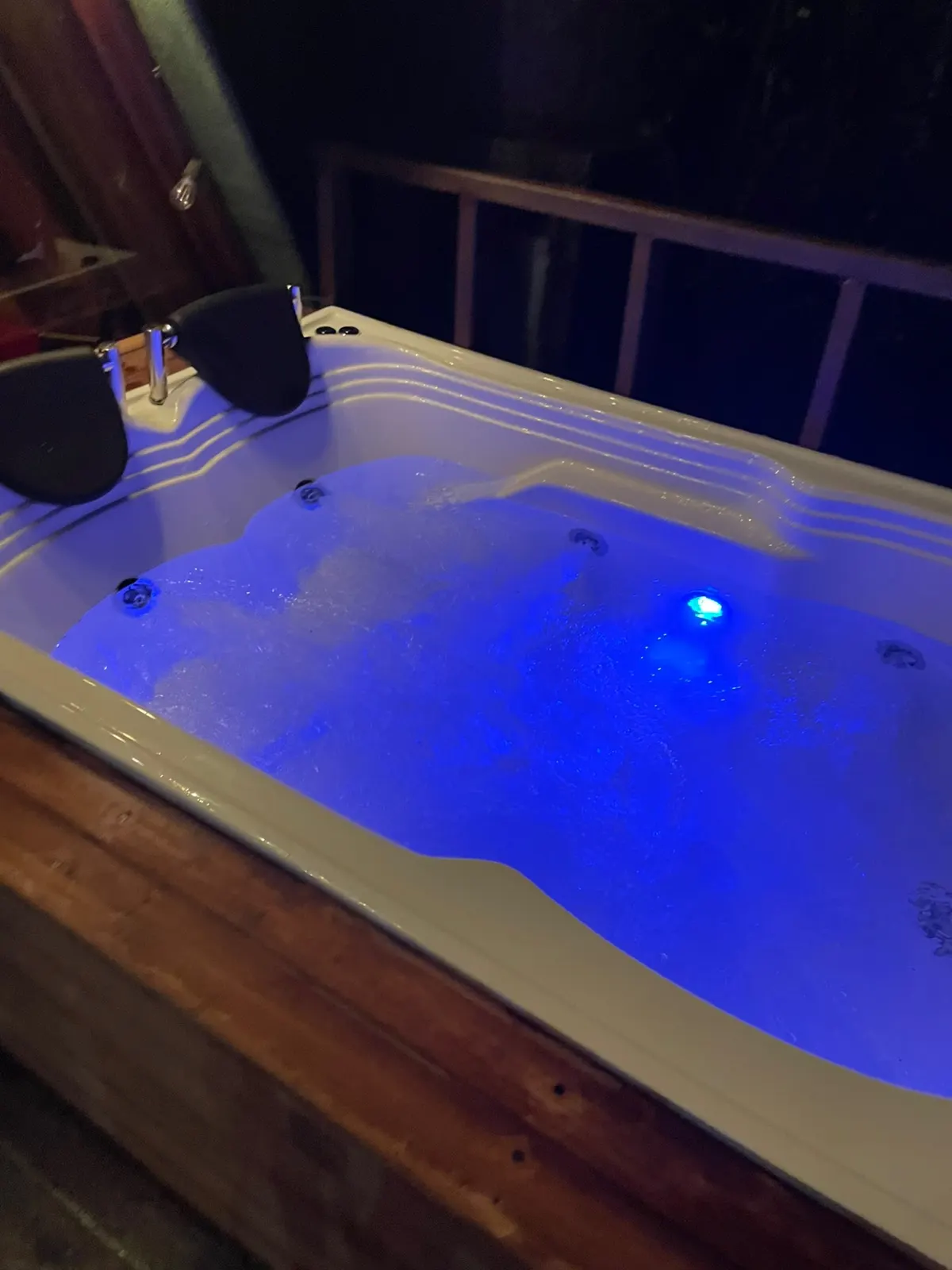 Jacuzzi iluminado de la cabaña Eucalipto