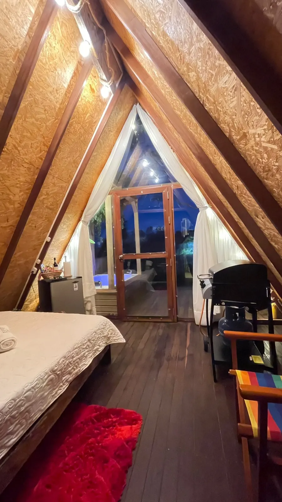 Interior de la cabaña Menta con techo en A y puerta de vidrio