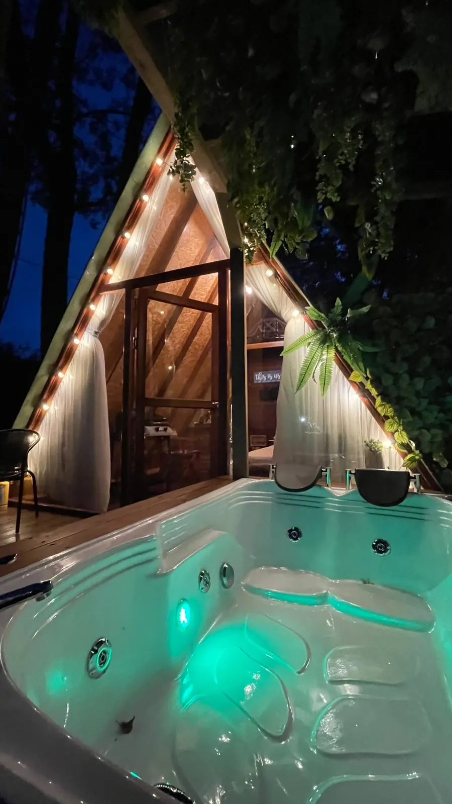 Jacuzzi iluminado en la noche en Belive Glamping